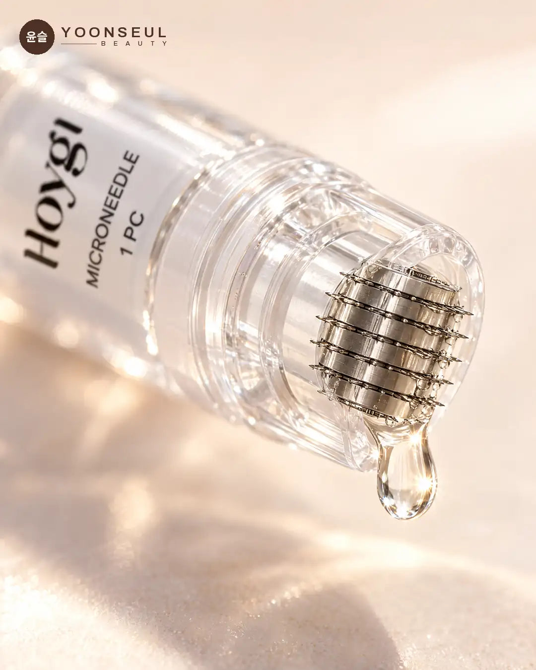 Detalle del rodillo de microagujas HOYGI con una gota de sérum