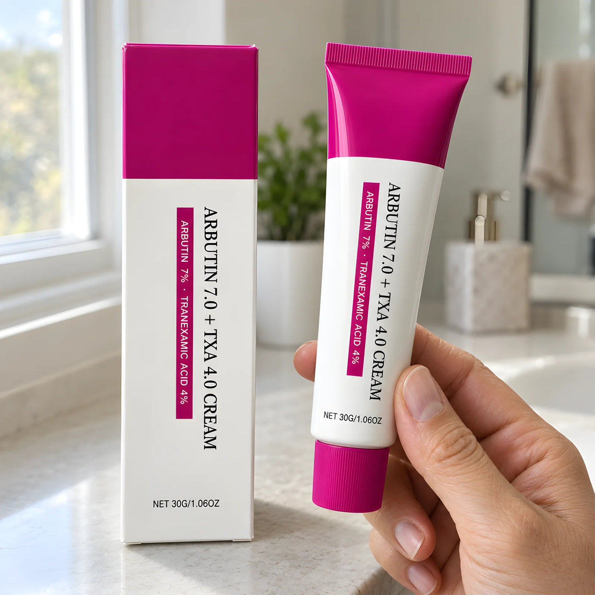 Crema Facial Iluminadora Arbutina 7% + Ácido Tranexámico 4% – en la mano