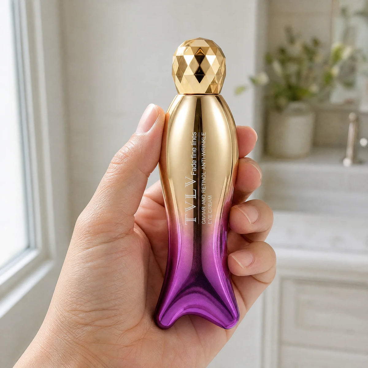 Sérum Caviar Anti-Ojeras con Aplicador Masajeador – en la mano